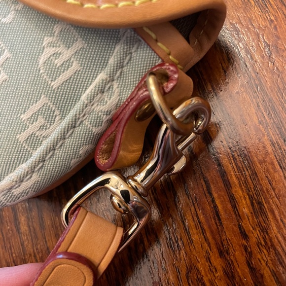 Dooney & Bourke signature wristlet soft green - Picture 5 of 10